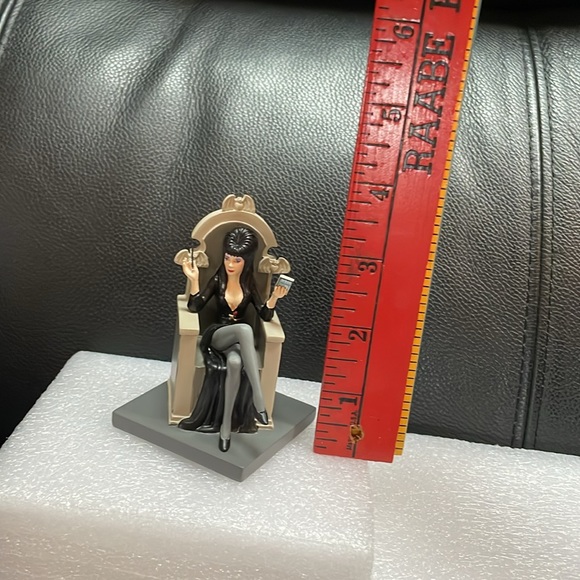 Department 56 “Elvira Is A Hit!” Figurine - Picture 2 of 13